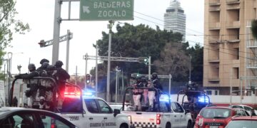 Integrantes de la Guardia Nacional resguardan la zona donde trasladaron el cuerpo de Nemesio Rubén Oseguera Cervantes, alias 'El Mencho', líder del Cártel Jalisco Nueva Generación (CJNG) abatido este domingo, en Ciudad de México. Foto:  Mario Guzmán/EFE.