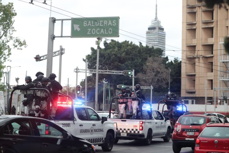 Integrantes de la Guardia Nacional resguardan la zona donde trasladaron el cuerpo de Nemesio Rubén Oseguera Cervantes, alias 'El Mencho', líder del Cártel Jalisco Nueva Generación (CJNG) abatido este domingo, en Ciudad de México. Foto:  Mario Guzmán/EFE.