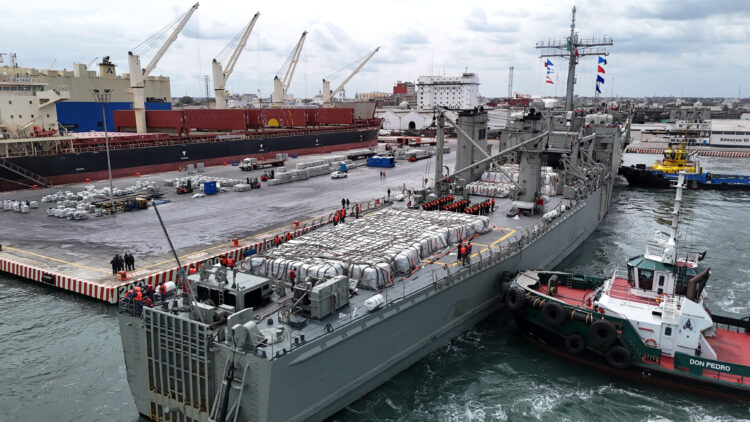 Barco carga en México ayuda humanitaria destinada a Cuba: Foto: Secretaría de Relaciones Exteriores de México.