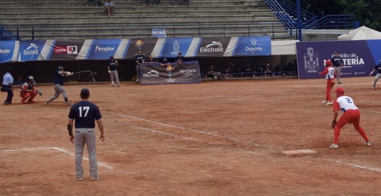 Cuba cayó ante Argentina sin poder conectar imparables y perdió su invicto en el Campeonato Panamericano de softbol masculino. Foto: Guillermo Rodríguez Hidalgo / Facbeook.