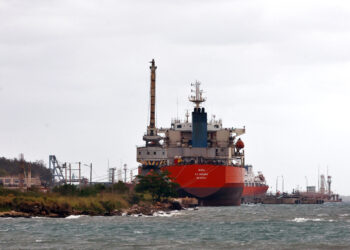 Un barco tanquero cubano en la bahía de Matanzas el pasado 23 de enero. Foto: EFE/ Ernesto Mastrascusa.