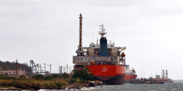 Un barco tanquero cubano en la bahía de Matanzas el pasado 23 de enero. Foto: EFE/ Ernesto Mastrascusa.