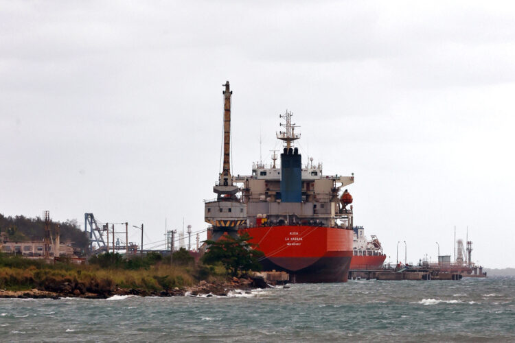 Un barco tanquero cubano en la bahía de Matanzas el pasado 23 de enero. Foto: EFE/ Ernesto Mastrascusa.