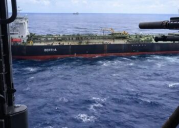 Captura del buque petrolero Bertha por fuerzas de EE.UU en el océano Índico. Imagen tomada de video.