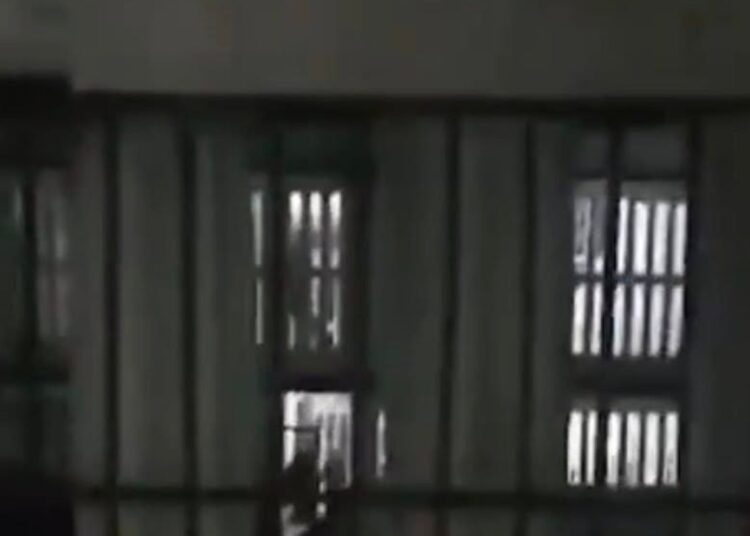 Fotograma de uno de los videos difundidos sobre el motín.