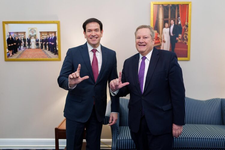 El jefe de la misión diplomática de EE.UU. en Cuba, Mike Hammer (der), junto al secretario de Estado Marco Rubio. Foto: Tomada del perfil de Facebook de la Embajada de EE.UU. en Cuba.