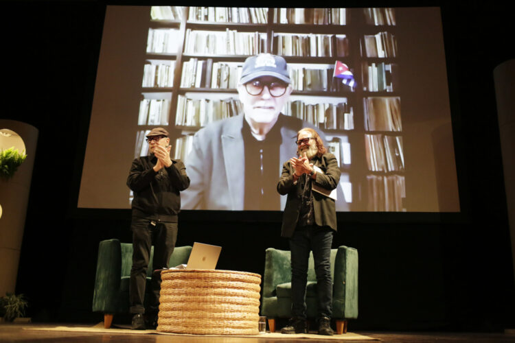 El cantautor cubano, Silvio Rodríguez (en pantalla), el fotógrafo argentino Daniel Mordzinski (i) y el director de cine cubano, Jorge Perugorria (d), participan en un conversatorio este sábado, durante la tercera jornada de la edición XXI del Hay Festival, en Cartagena (Colombia). Foto: EFE/ Ricardo Maldonado Rozo.