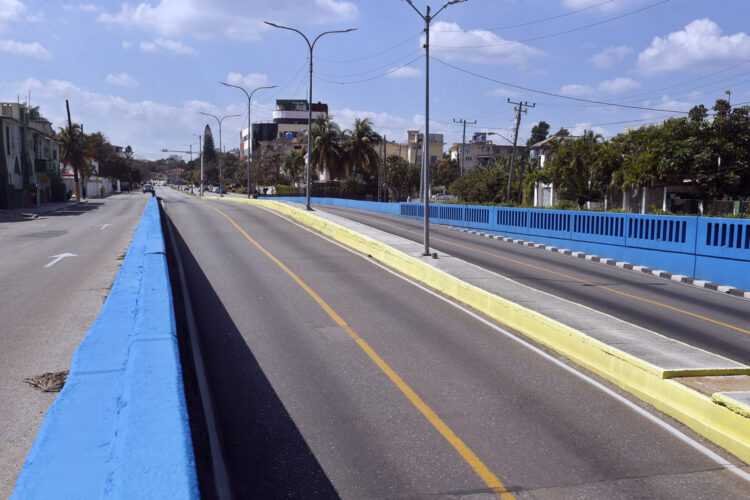 Calles vacías en La Habana. Foto: EFE/ Ernesto Mastrascusa.