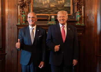 Donald Trump y su homólogo hondureño, Nasry Asfura, conversaron el pasado 8 de febrero en Miami sobre comercio e inversión entre sus países. "Hoy tuve una reunión muy importante con mi amigo y presidente de Honduras, Nasry 'Tito' Asfura, en Mar-a-Lago, Palm Beach (...) Fue un gran honor para mí apoyar la campaña de Tito", dijo Trump en su red Truth Social. Foto: EFE/Presidencia de Honduras.