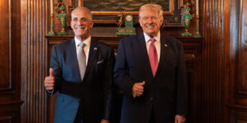 Donald Trump y su homólogo hondureño, Nasry Asfura, conversaron el pasado 8 de febrero en Miami sobre comercio e inversión entre sus países. "Hoy tuve una reunión muy importante con mi amigo y presidente de Honduras, Nasry 'Tito' Asfura, en Mar-a-Lago, Palm Beach (...) Fue un gran honor para mí apoyar la campaña de Tito", dijo Trump en su red Truth Social. Foto: EFE/Presidencia de Honduras.