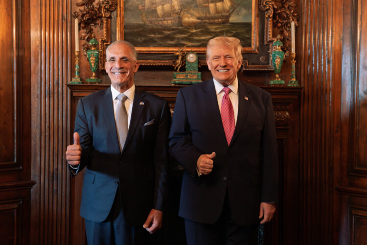 Donald Trump y su homólogo hondureño, Nasry Asfura, conversaron el pasado 8 de febrero en Miami sobre comercio e inversión entre sus países. "Hoy tuve una reunión muy importante con mi amigo y presidente de Honduras, Nasry 'Tito' Asfura, en Mar-a-Lago, Palm Beach (...) Fue un gran honor para mí apoyar la campaña de Tito", dijo Trump en su red Truth Social. Foto: EFE/Presidencia de Honduras.