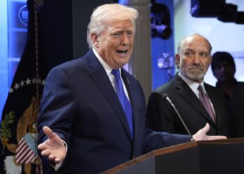 Trump responde a la Suprema Corte. Foto: YURI GRIPAS/EFE/EPA/POOL