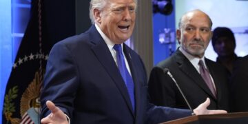 Trump responde a la Suprema Corte. Foto: YURI GRIPAS/EFE/EPA/POOL