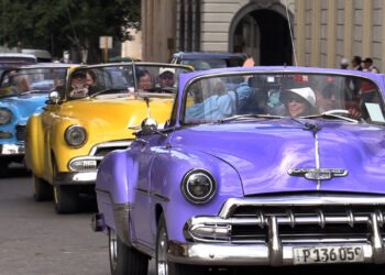 Turistas a bordo de automóviles clásicos recorren una calle de La Habana. Foto: Felipe Borrego/EFE