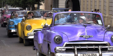 Turistas a bordo de automóviles clásicos recorren una calle de La Habana. Foto: Felipe Borrego/EFE