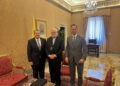 Mike Hammer (i), encargado de Negocios en La Habana, y Brian Burch (d), embajador ante la Santa Sede, con el secretario del Vaticano para las Relaciones con los Estados, Paul Richard Gallagher. Foto: Cuenta de la Embajada de Estados Unidos en la Santa Sede de la red social X/EFE.