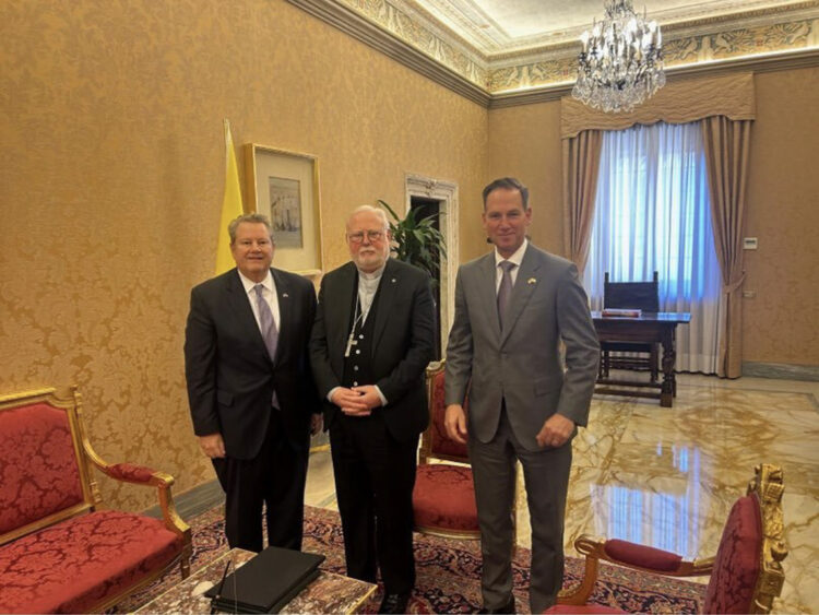 Mike Hammer (i), encargado de Negocios en La Habana, y Brian Burch (d), embajador ante la Santa Sede, con el secretario del Vaticano para las Relaciones con los Estados, Paul Richard Gallagher. Foto: Cuenta de la Embajada de Estados Unidos en la Santa Sede de la red social X/EFE.