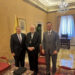 Mike Hammer (i), encargado de Negocios en La Habana, y Brian Burch (d), embajador ante la Santa Sede, con el secretario del Vaticano para las Relaciones con los Estados, Paul Richard Gallagher. Foto: Cuenta de la Embajada de Estados Unidos en la Santa Sede de la red social X/EFE.