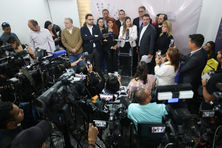 La Asamblea Nacional de Venezuela instaló la comisión especial que garantizará el cumplimiento de la ley de amnistía para presos políticos. Foto: Miguel Gutiérrez/EFE