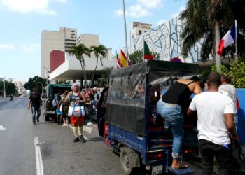 Abordaje de transporte privado en L y 23, corazón del Vedado, ante la virtual desaparición del transporte público.  Foto: AMD.