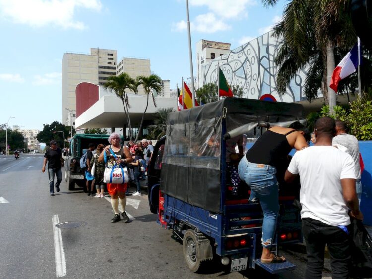 Abordaje de transporte privado en L y 23, corazón del Vedado, ante la virtual desaparición del transporte público. Foto: AMD.