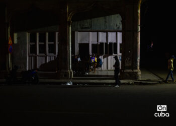 Personas en la calle durante un apagón en La Habana. Foto: Otmaro Rodríguez.
