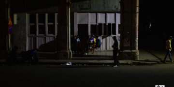 Personas en la calle durante un apagón en La Habana. Foto: Otmaro Rodríguez.