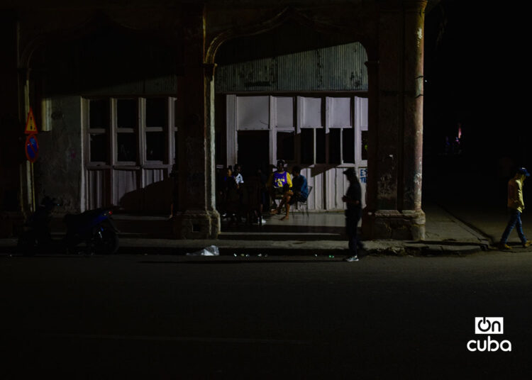 Personas en la calle durante un apagón en La Habana. Foto: Otmaro Rodríguez.