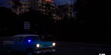 Un auto transita por una calle de La Habana durante un apagón general por la caída del Sistema Eléctrico. Foto: Otmaro Rodríguez.