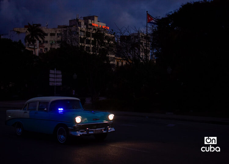 Un auto transita por una calle de La Habana durante un apagón general por la caída del Sistema Eléctrico. Foto: Otmaro Rodríguez.