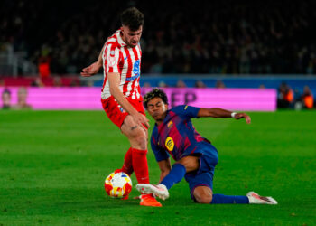 El delantero del Barcelona Lamine Yamal (d) disputa el balón ante el defensa del Atlético de Madrid, Rugeri, durante el partido de vuelta de las semifinales de la Copa del Rey que FC Barcelona y Atlético de Madrid disputan este martes en el Camp Nou. EFE/Alejandro García