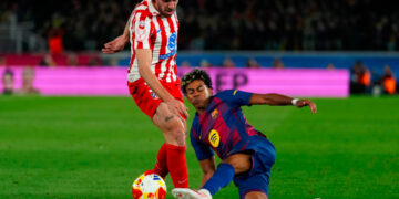 El delantero del Barcelona Lamine Yamal (d) disputa el balón ante el defensa del Atlético de Madrid, Rugeri, durante el partido de vuelta de las semifinales de la Copa del Rey que FC Barcelona y Atlético de Madrid disputan este martes en el Camp Nou. EFE/Alejandro García