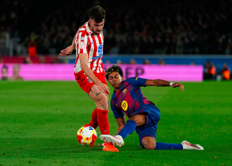 El delantero del Barcelona Lamine Yamal (d) disputa el balón ante el defensa del Atlético de Madrid, Rugeri, durante el partido de vuelta de las semifinales de la Copa del Rey que FC Barcelona y Atlético de Madrid disputan este martes en el Camp Nou. EFE/Alejandro García