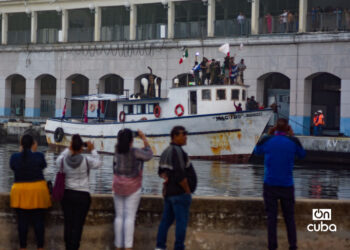 El buque insignia del convoy Nuestra América llega a la bahía de La Habana. Foto: Ormaro Rodríguez.
