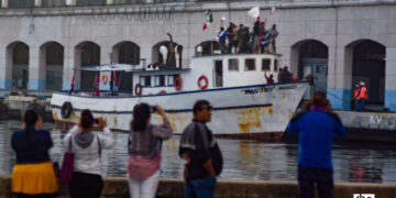 El buque insignia del convoy Nuestra América llega a la bahía de La Habana. Foto: Ormaro Rodríguez.
