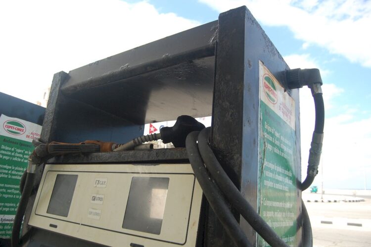 Bombas sin gasolina en La Habana. Un paisaje común tras el cerco estadounidense. Foto: AMD.