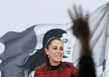 Claudia Sheinbaum, habla durante una rueda de prensa este lunes, en el Palacio Nacional de la Ciudad de México. Foto: Mario Guzmán/ EFE.