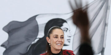 Claudia Sheinbaum, habla durante una rueda de prensa este lunes, en el Palacio Nacional de la Ciudad de México. Foto: Mario Guzmán/ EFE.