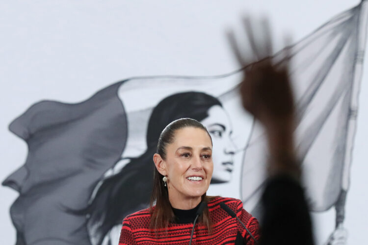 Claudia Sheinbaum, habla durante una rueda de prensa este lunes, en el Palacio Nacional de la Ciudad de México. Foto: Mario Guzmán/ EFE.