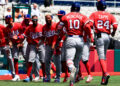 Jugadores de Cuba celebran este viernes, en un partido del Clásico Mundial de Béisbol entre Panamá y Cuba en el estadio Hiram Bithorn en San Juan (Puerto Rico). EFE/ Thais Llorca
