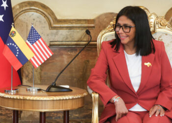 La presidenta encargada de Venezuela, Delcy Rodríguez, durante una reunión con el secretario de Interior de Estados Unidos, Doug Burgum, en Caracas. Foto: Miguel Gutiérrez / EFE / Archivo.