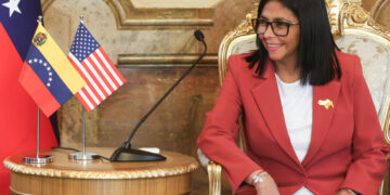 La presidenta encargada de Venezuela, Delcy Rodríguez, durante una reunión con el secretario de Interior de Estados Unidos, Doug Burgum, en Caracas. Foto: Miguel Gutiérrez / EFE / Archivo.