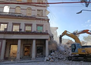 Labores de demolición del local que ocupaba el Instituto Superior de Diseño (ISDi). Foto: Facebook/Asamblea Municipal del Poder Popular de Centro Habana.