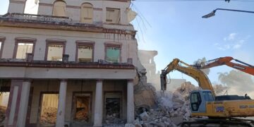 Labores de demolición del local que ocupaba el Instituto Superior de Diseño (ISDi). Foto: Facebook/Asamblea Municipal del Poder Popular de Centro Habana.