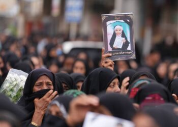Miles de iraníes de luto y protesta por la masacre en la escuela de Minab, Irán. Foto:  EFE/EPA/
