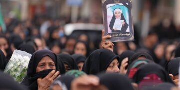 Miles de iraníes de luto y protesta por la masacre en la escuela de Minab, Irán. Foto: EFE / EPA.