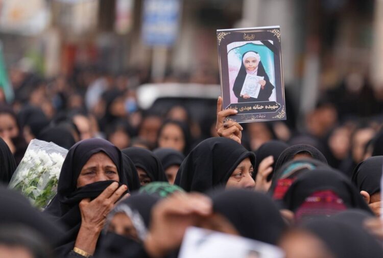 Miles de iraníes de luto y protesta por la masacre en la escuela de Minab, Irán. Foto: EFE / EPA.