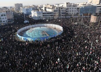 Multitudes en Teherán este domingo 1 de marzo en señal de duelo por la muerte del ayatolah  Alí Hoseiní Jameneí . Foto: EFE/EPA/ABEDIN TAHERKENAREH.