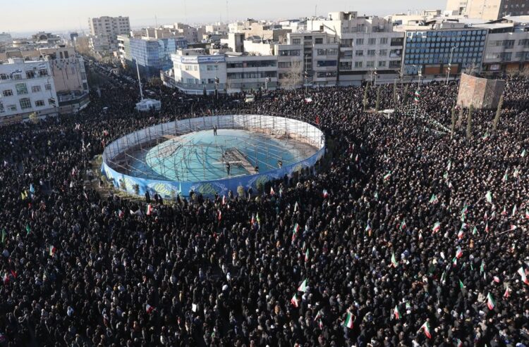 Multitudes en Teherán este domingo 1 de marzo en señal de duelo por la muerte del ayatolah Alí Hoseiní Jameneí . Foto: EFE/EPA/ABEDIN TAHERKENAREH.