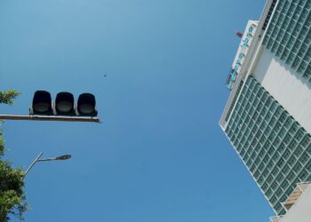 El semáforo de L y 25 durante un apagón en el corazón de La Rampa. Foto: AMD.